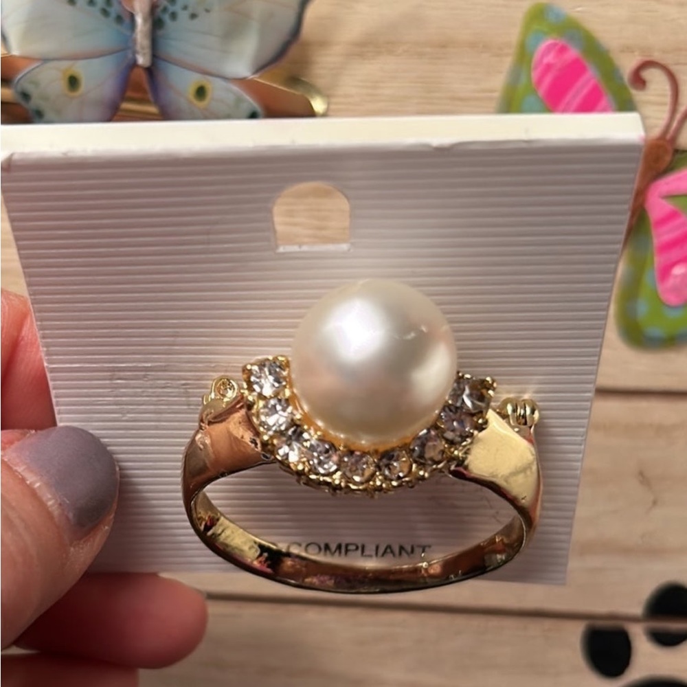 NWOT White Pearl Ring Brooch Gold-tone